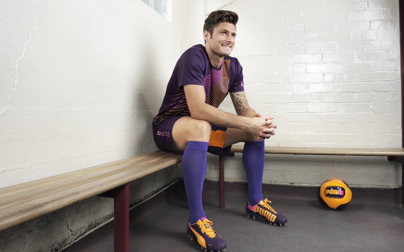 曼联豪砸千万签下中场妖星，复兴之路从此开启，曼联中场名宿